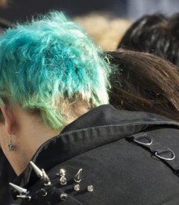 Culture/ Mode  Des cheveux verts au lycée !