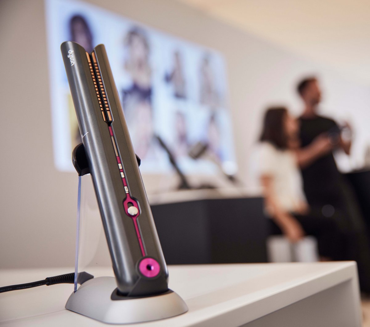 Dyson lance un lisseurboucleur sans fil
