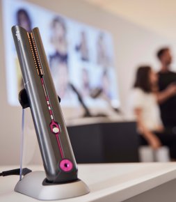 Santé Dyson lance un lisseur-boucleur sans fil