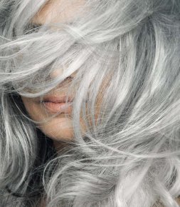 Culture/ Mode  Sublimer les cheveux blancs