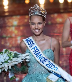 Culture/ Mode  Saint Algue au côté d’Indira Ampiot nouvelle Miss France