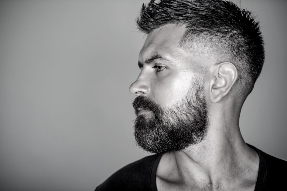 L’homme sous la coupe du dégradé