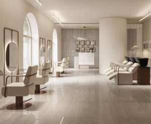 Rénover ou équiper son salon de coiffure soulève de nombreuses questions. Dans cette interview, nous les avons posées à Ruben de Mobicoiff et Mysalondecoiffure : design, ergonomie, tendances déco… Comment moderniser son image sans se ruiner ?